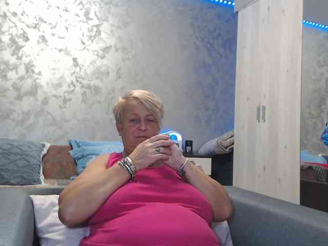 LovePinkLilli webcam