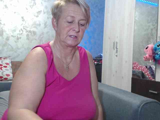 LovePinkLilli webcam