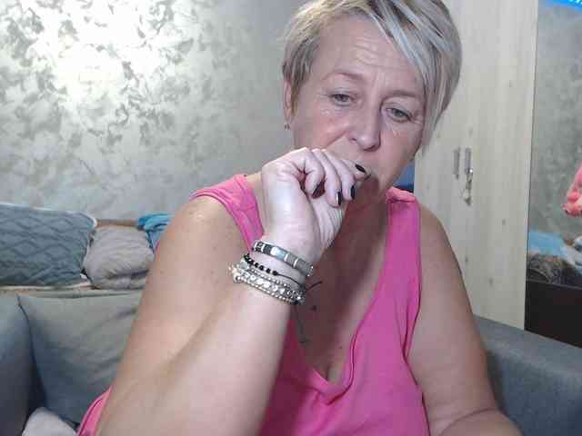 LovePinkLilli webcam