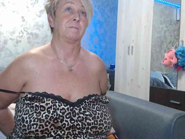 LovePinkLilli webcam