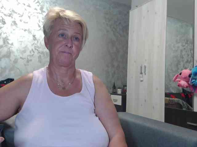 LovePinkLilli webcam