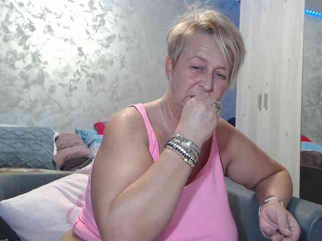 LovePinkLilli webcam