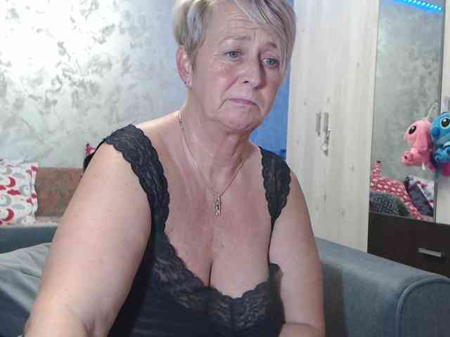 LovePinkLilli webcam