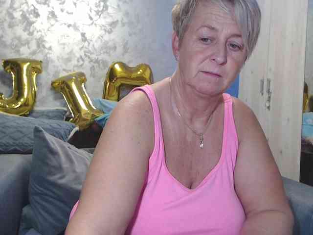 LovePinkLilli webcam