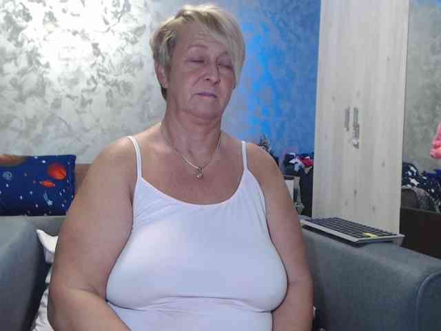 LovePinkLilli webcam