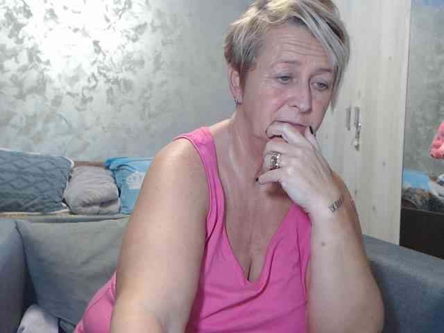 LovePinkLilli webcam