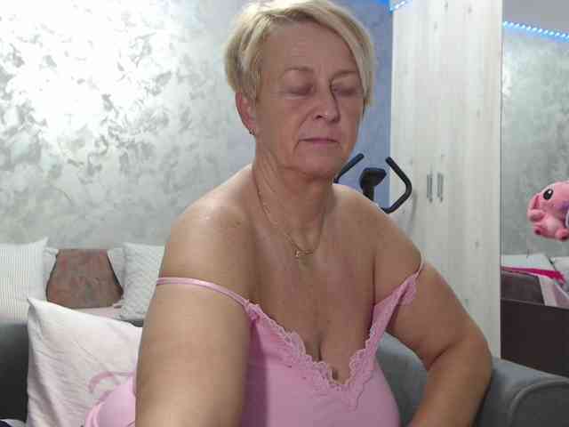 LovePinkLilli webcam