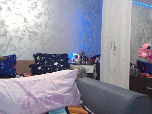 LovePinkLilli webcam