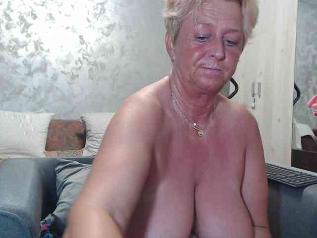 LovePinkLilli webcam