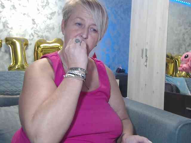 LovePinkLilli webcam