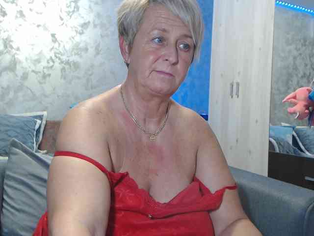 LovePinkLilli webcam