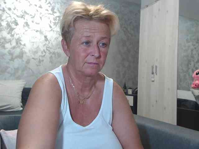 LovePinkLilli webcam