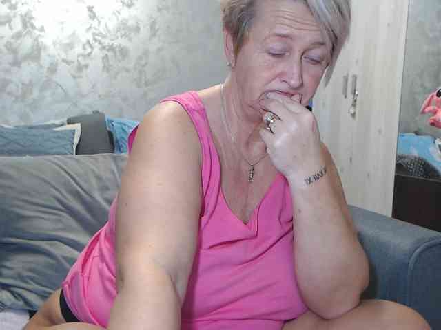 LovePinkLilli webcam