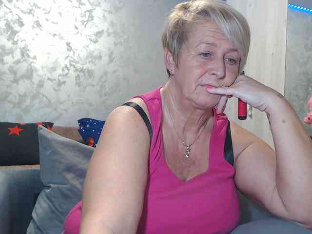 LovePinkLilli webcam