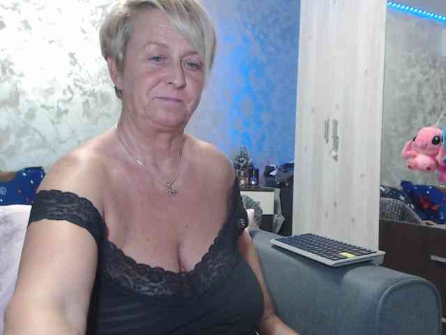 LovePinkLilli webcam