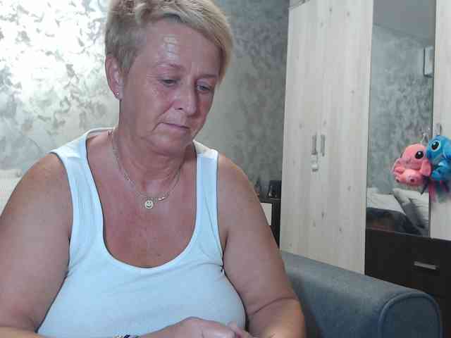 LovePinkLilli webcam