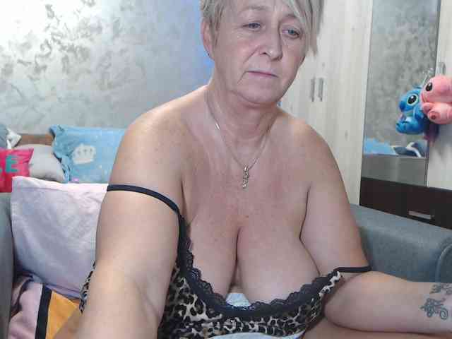 LovePinkLilli webcam