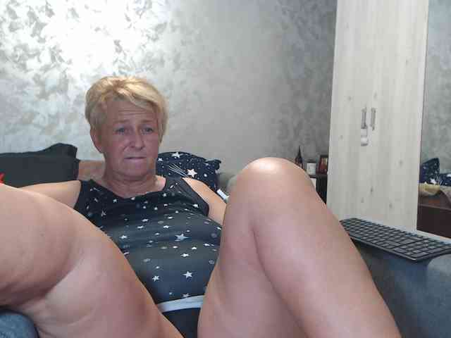 LovePinkLilli webcam
