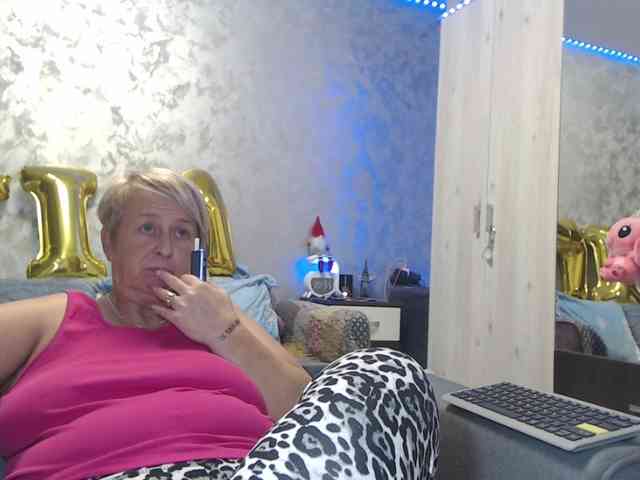 LovePinkLilli webcam