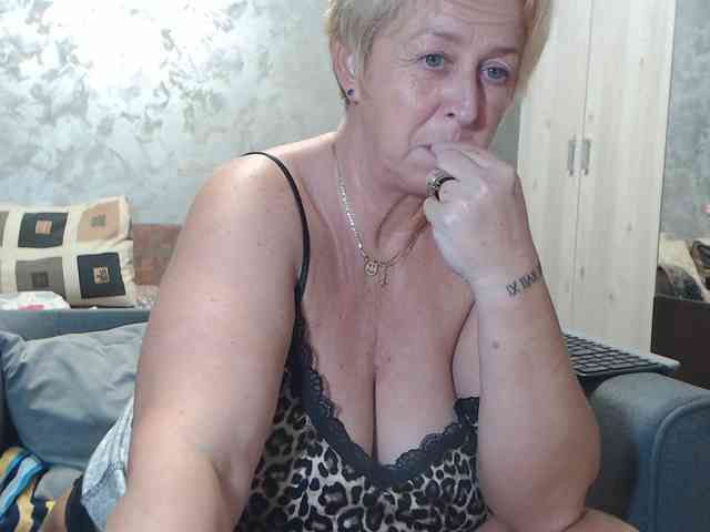 LovePinkLilli webcam