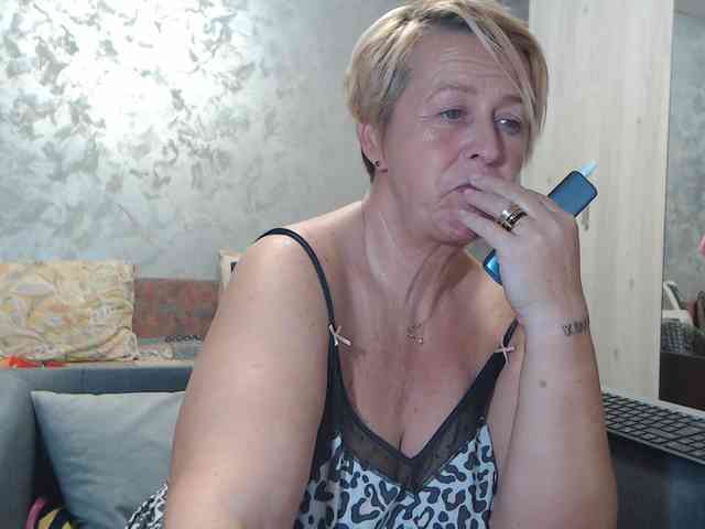 LovePinkLilli webcam