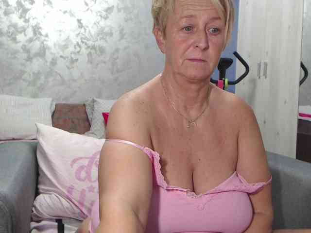 LovePinkLilli webcam