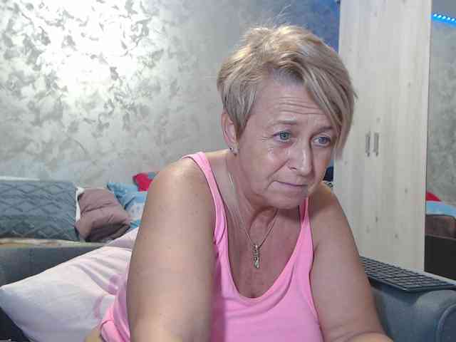 LovePinkLilli webcam