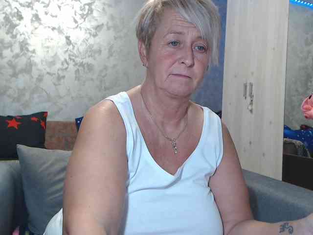 LovePinkLilli webcam