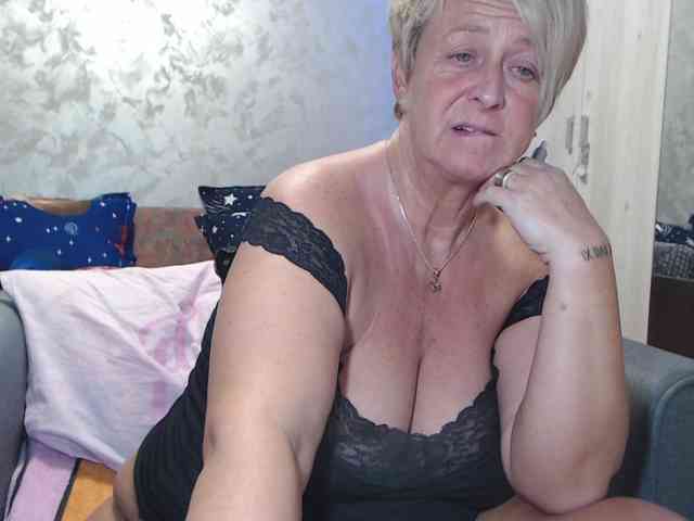 LovePinkLilli webcam