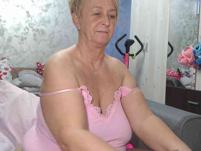 LovePinkLilli webcam