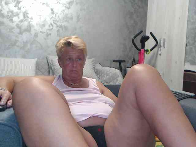 LovePinkLilli webcam