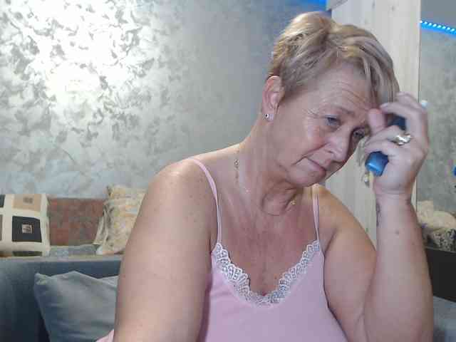 LovePinkLilli webcam