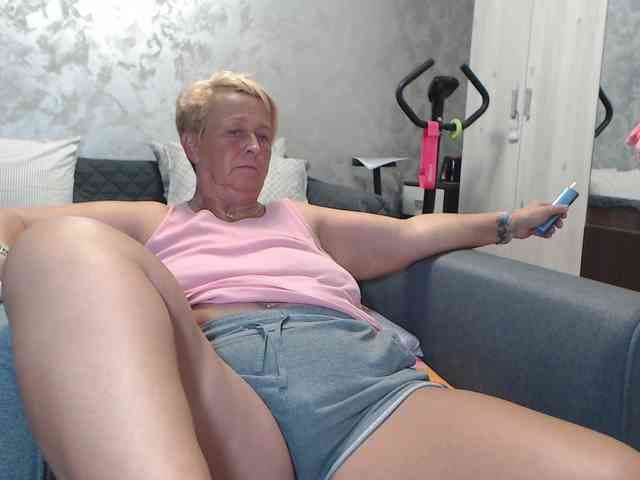 LovePinkLilli webcam