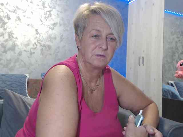 LovePinkLilli webcam