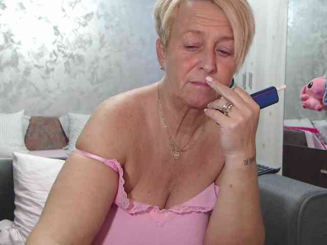 LovePinkLilli webcam