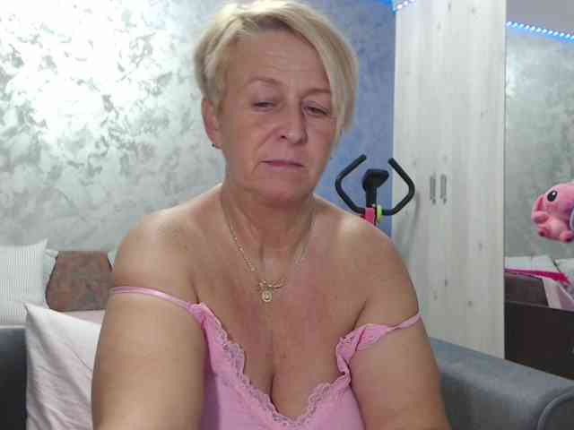 LovePinkLilli webcam