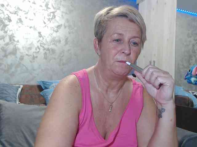 LovePinkLilli webcam