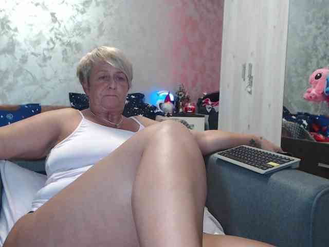 LovePinkLilli webcam