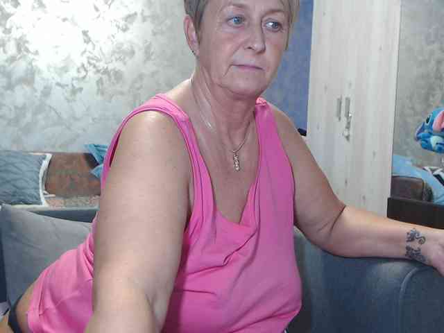 LovePinkLilli webcam