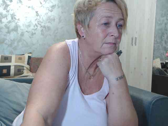 LovePinkLilli webcam