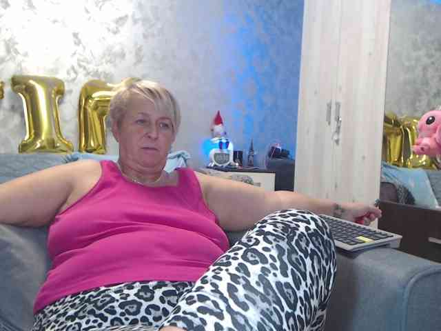 LovePinkLilli webcam