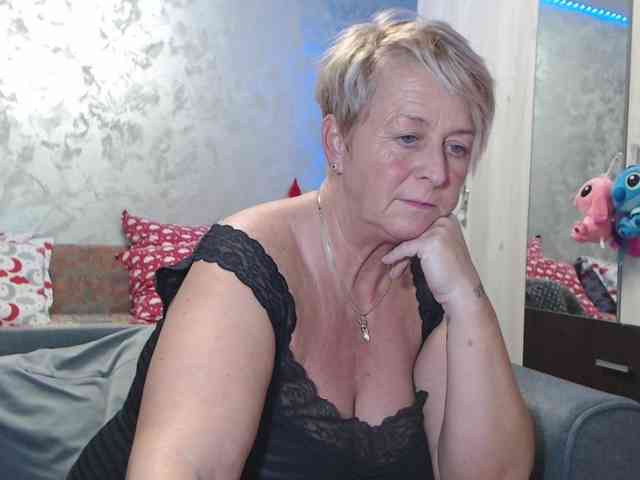 LovePinkLilli webcam