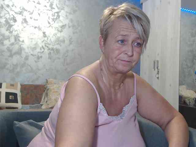 LovePinkLilli webcam