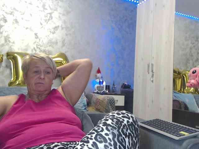 LovePinkLilli webcam