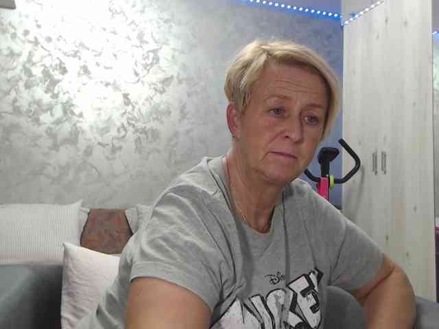 LovePinkLilli webcam