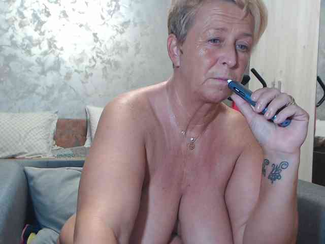 LovePinkLilli webcam