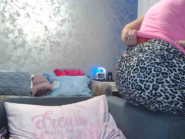 LovePinkLilli webcam