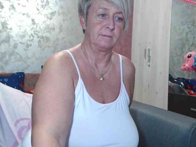 LovePinkLilli webcam