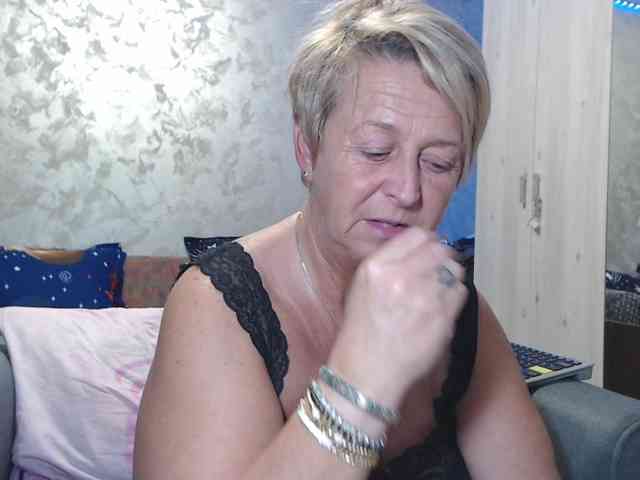 LovePinkLilli webcam