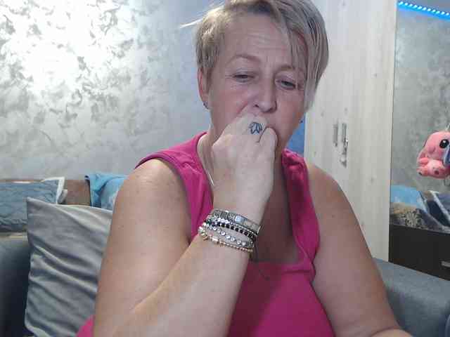 LovePinkLilli webcam